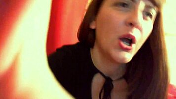 nicoletta ti mette i piedi in faccia e vuole che la tua lingua li pulisca tutti