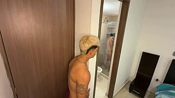 सौतेली बहन शावर में दरवाजा खोलकर नहाई, मैंने फायदा उठाया बड़ी लंड ठोकी