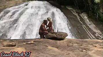 Amandinha Black RJ e Edu Black RJ Decidiram Se Aventurar na Natureza Eles Não Esperavam Que o Lugar Onde Eles Foram Parar Era Mágico e Todos Que Passam Por Lá Acabam Fazendo Um Sexo Gostoso