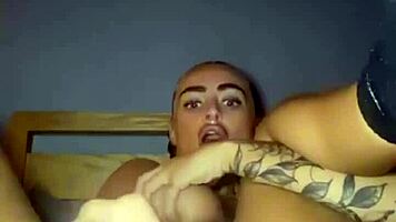 i finger my goth pussy hard until i cum