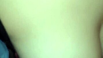 descubro a mi hermanastra masturbándose y por mi silencio me deja follarla 😈