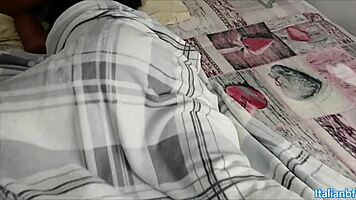 Vengo ingannata e il mio compagno mi tocca la figa mentre dormo