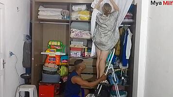 enteado fode com madrasta na escada