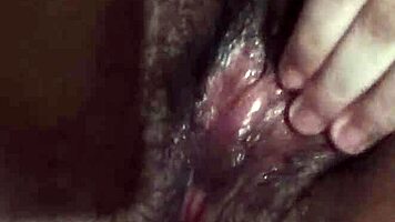 Adoro esfregar minha bucetinha virgem