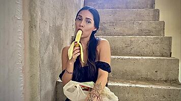 a mi vecina le gusta tanto la banana que ahora tiene ganas de la mia - porno en español