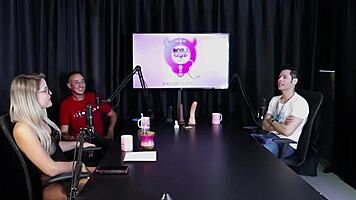 Loira Feels Heat, Strips After Guest's Remark in Swingers House