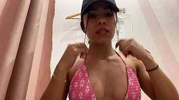 zorra caliente sorprendida probándose bikini con tetas perfectas y culo grande