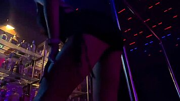 depois de dançar no enigma club, minha esposa distribuiu a buceta na glory hole