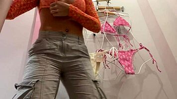 zorra caliente sorprendida probándose bikini con tetas perfectas y culo grande