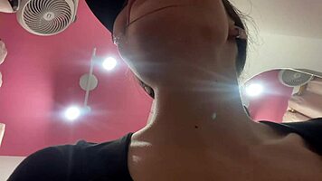 zorra caliente sorprendida probándose bikini con tetas perfectas y culo grande