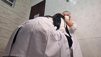 Enfermeira safada pega o doutor no plantão e faz exame íntimo no banheiro!