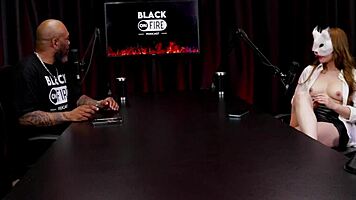 Seu primeiro atendimento na festa termina com as meninas ganhando dinheiro e preenchendo o vazio interno - victoria rubro no sheer red