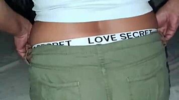 hermana caliente con short sexy esas nalgas tienen hambre te puedes comer mi polla rapidito roberto no tarda en llegar