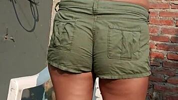 hermana caliente con short sexy esas nalgas tienen hambre te puedes comer mi polla rapidito roberto no tarda en llegar