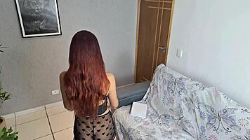 dona de casa recebeu tecnico so de calcinha e chamou para sexo