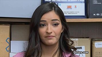 Teen Spreads Wide In Mall Security Encounter