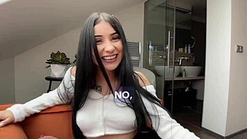 Wow, petite 18+ Latina nimmt zum ersten Mal riesigen Schwanz in den Arsch!