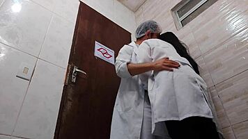 enfermeira tira camisinha transando com doutor asiático no banheiro
