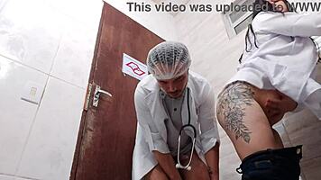 enfermeira tira camisinha transando com doutor asiático no banheiro