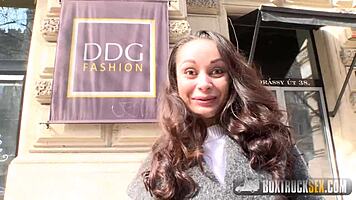 Aurelly Rebel massiert ihren prallen Arsch