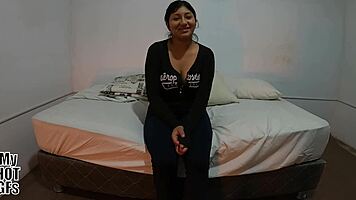 Hermosa jovencita kiomi viene por un casting porno!