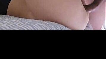 Infiel se pone la ropa interior azul favorita de su marido