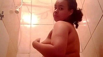 Gostosa Exibe Seu Bucetao Durante Um Banho Aconchegante E Sexy Se Toca Gostoso Enquanto A Água Cai