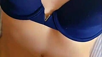Infiel se pone la ropa interior azul favorita de su marido