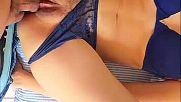 Infiel se pone la ropa interior azul favorita de su marido