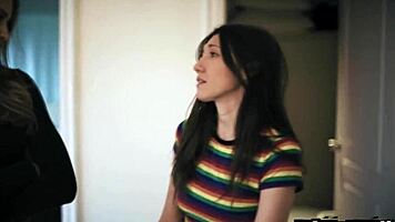 Gizelle spies on lesbian fun 😏