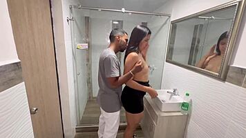Sexo En El Baño Follamos Rápido Antes De Que Lleguen Nuestros Padres