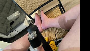 I show off live while strangers control my handy to make me cum on my feet!