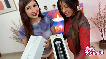 Le Gusta Usar Su Juguete Sexual Mientras Nos Mira Manoseándonos la Una a la Otra