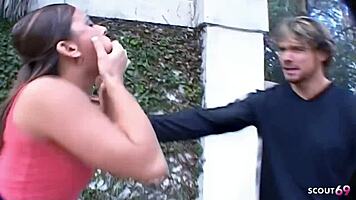 Nymphomane 18+ Teenie Schlampe braucht täglich Sperma zum Schlucken und verführt Fremde zu Gruppensex