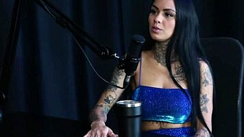 Começou Em Uma Boate Fez Um Fetiche Estranho Gosta De Ser Dominadora Já Sofreu E É Bisexual - Evelyn Buarque Sheer Red