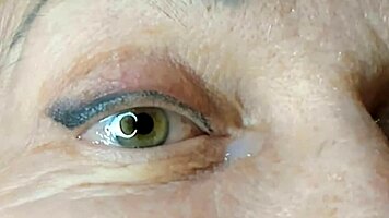 Irrer Close-up MILF-Auge-Cumshot-Orgasmus-Facial-Explosion