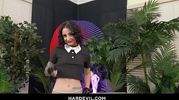 Geile Schlampe Stevie Moon anal durchgefickt von Bryan Gozzling