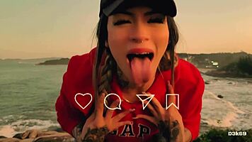 Красотка-блонда заглатывает огромный хуй публично на пляже