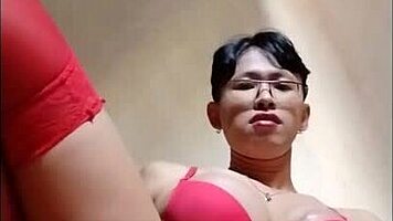 Κοίτα ladyboy να χαϊδεύει κόκκινο σουτιέν μέχρι εκρηκτικό καύλο?