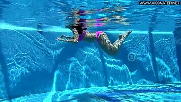 Jessica Lincoln ružové plavky tease sa mení na bazénové hranie s prsiami a zadkom