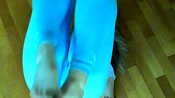 petite fitness babe stretches ass in tight leggings workout 💪🍑