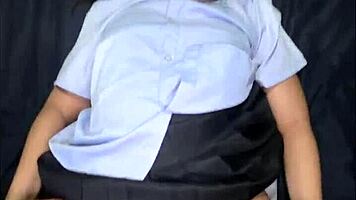 je me fais baiser dans mon uniforme par un blanc inconnu qui éjacule partout sur mon visage