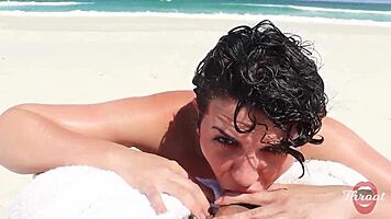 safada drops to knees for beach blowjob in front of crowds