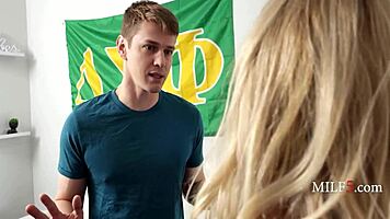 M-ai prins goonând, mamă vitregă, așa că am alunecat în pizda ta udă Alexis Malone