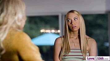 Piccola latina 18+ con tettine seduce di nascosto figa giovane 18+