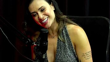 Taluane Boom bisexuelle Ehefrau aggressiv in rotem Negligé mit Mann angegangen