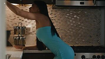 AMEENA GREEN BUZZES FROM REMOTE VIBRATOR BEFORE EBONY LESBIAN SEX!