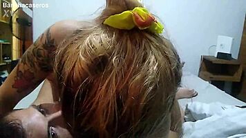 Süße Mesh-Lingerie saugt fetten Arsch mit Milch voll