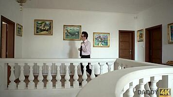 Pretty young babe grabs chance to suck older guy's thick cock 😋🍆