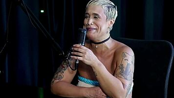 Blonda Joana se dezbracă pentru masaj sensual după noapte regretabilă